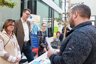 Fachkräfte-Börse in Zwickau: Arbeitgeber müssen sich bewegen - Marcel Pulvermüller (rechts) informiert sich am Stand der IHK und der Handwerkskammer bei Lydia Martin, Christian Sauer und Kristin Schreiter (von links).