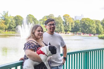 Fachkräfte für Chemnitz: Chilenische Berufsschulen bereiten auf Deutschland vor - Christian Rios aus Chile fühlt sich in Chemnitz heimisch. Mit seiner Freundin Julia Mann und ihrem Hund ist er oft am Schloßteich unterwegs.