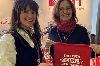 Fachkräfte-Speeddating in Limbach-Oberfrohna: Diese Wünsche von Bewerbern stellen Unternehmen vor Herausforderungen - Sandy Enger (links) und Peggy Tilgner vom Limbacher Unternehmen FMT waren am Wochenende in der Stadthalle auf der Suche nach Azubis und Fachkräften. Stoffbeutel und Apfelschorle sollten potenzielle Bewerber an den Stand locken.