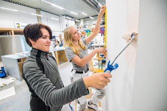 Fachkräftemangel: Wie ein großes Handwerksunternehmen mithilfe einer Chemnitzer Agentur Hunderte neue Mitarbeiter fand - Laura Ekelmann und Yasmin Mosig (v. l.) haben sich für eine Ausbildung im Unternehmen Heinrich Schmid entschieden. Der große Handwerksbetrieb sucht jedoch noch viel mehr Personal.