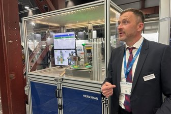 Fachkräftemangel zwingt Unternehmen in Sachsen zur Automatisierung - Martin Hiersemann präsentiert die flexiblen Roboterlösungen seines Unternehmens.