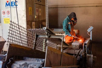 Fachkräftesuche in Mittweida: Wo Berufe langsam aussterben und Azubis Schlange stehen - Eine Nische auch dem Arbeitskräftemangel geschuldet: Im Natursteinwerk Mittweida werden weniger Pflastersteine gefertigt, dafür andere bearbeitet.