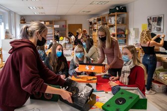 Fachschule spürt den Bedarf an Erziehern - Schüler und Lehrkräfte arbeiten im Kreativraum der Euro-Akademie an Dekorationen und Spielen. 