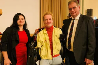 Fachtag Inklusion im Erzgebirge: Filmpremiere von „Leben mit special effects“ zeigt Lösungen und Reserven auf - Janis McDavid (Mitte) warb beim Fachtag Inklusion des Erzgebirgskreises für ein Miteinander auf Augenhöhe. Die Gastgeber Sindy Seidel und Frank Reißmann präsentierten zudem einen Film, der genau dafür eine Lanze bricht.