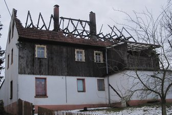 Fachwerkhaus brennt nieder - drei Bewohner können sich retten -
