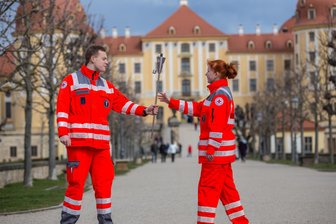 Fackellauf des Deutschen Roten Kreuzes nach Solferino: Diese Bergwachten im Erzgebirge geben die Fackel weiter - Fackelübergabe in Moritzburg im letzten Jahr: Den Lauf gibt es seit 1992.