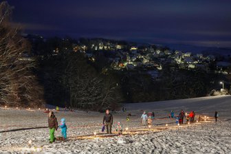Fackelrodeln in Heinrichsort: „Wir probieren es!“ - Alljährlich wird in Heinrichsort im Fackelschein gerodelt (hier 2023), alljährlich ist es eine Zitterpartie.