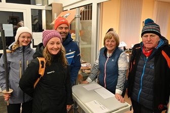 Fackelwanderung in Carlsfeld wächst vom Ski-Experiment zum Dauerbrenner - Auch Gäste aus anderen Regionen werden von Martina Zapf (4.v.li.) und Hubert Brehm (re.) begrüßt, wie Clara Stein, Manuela Dathe-Stein aus Döbeln und Frank Schneider aus Grünlichtenberg.