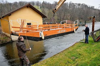 Fährmann hol über: Saisonstart am Samstag für Fähre Anna an der Zschopau - Muskelkraft statt Motor - Tischlermeister Maik Neubert (links) und Fährmann Ronald Hornauer von der Wasserschänke lassen die Fähre Anna über den Mühlgraben in die Zschopau. 