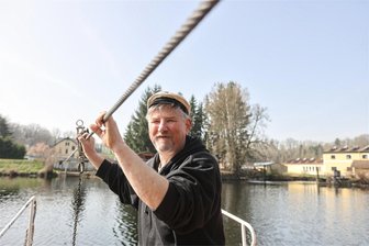 Fährmann zieht Passagiere über die Zschopau: Seilfähre in Krumbach startet in Saison - Seit mehr als 25 Jahren zieht Ronald Hornauer die Fähre „Anna“ an einem Stahlseil von einem Zschopau-Ufer zum anderen.