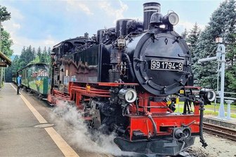 Fährt die Fichtelbergbahn in Zukunft mit Leichtöl? - Die Fichtelbergbahn dampft am Bahnhof Kretscham-Rothensehma.