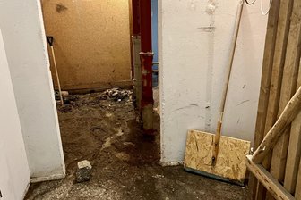 Fäkalien im Keller eines großen Wohnhauses in Schwarzenberg – doch der Grund für die Verstopfung ist unglaublich - Der Keller der Sachsenfelder Straße 115 stand jetzt über Tage voller Abwasser und Fäkalien.