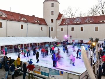 Fällt das Eislaufen im Schlosshof aus? - Eisbahn im Schloßhof Schloß Freudenstein in Freiberg. 