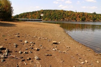 Fällt die Badesaison an der Talsperre Pirk nächstes Jahr ins Wasser? - Geringer Wasserstand sorgt für breite Uferstreifen: Ähnlich wie im Trockenjahr 2018 wird sich die Talsperre wohl nächstes Jahr präsentieren.