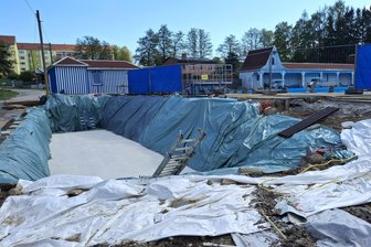 Fällt die Eppendorfer Freibadsaison 2026 aus? - Unübersehbar: Am Freibad Eppendorf wird noch gebaut.