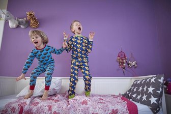 Alarm im Kinderzimmer: Jungen sind oft die impulsiveren Kinder. Aber auch Mädchen können sich kämpferisch zeigen, wenn sie gleichgeschlechtliche Vorbilder haben.