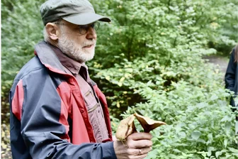 Färben mit Pilzen - Beim Nabu in Topfseifersdorf werden Wolle und Seide bunt - Pilzexperte Wolfgang Friese kommt nach Topfseifersdorf.