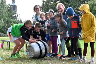 Fässer rollen und Gummistiefel werfen: Grundschüler in Seelitz meistern die Highland Games - 