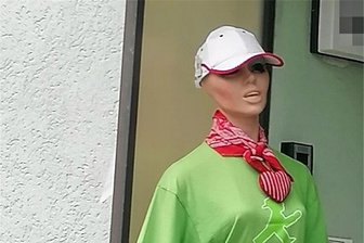 Fahndungserfolg in einem Dorf im Erzgebirge - Diese Schaufensterpuppe wurde in Gelenau gestohlen.