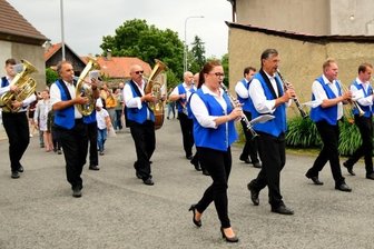 Fahnenband thematisiert Verbindendes mit Rocov - Beim Festumzug zur 670-Jahr-Feier von Rocov durfte die Blasmusik-Kapelle nicht fehlen.