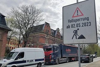Fahrbahn auf der B 92 wird erneuert - Schilder weisen schon auf die Bauarbeiten hin. 