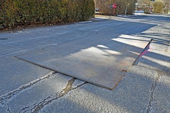 Fahrbahn eingebrochen: So wird die Ortsdurchfahrt in Hennersdorf gesichert - Das Fahrbahn-Loch in der Zschopauer Straße in Hennersdorf wurde zunächst mit einer Stahlplatte gesichert.