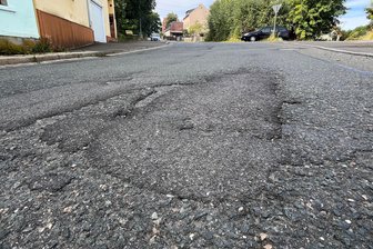 Fahrbahndecke am Rotschauer Weg in Reichenbach soll erneuert werden - Die Straßendecke vom Kleinen Anger und Rotschauer Weg ist in einem desolaten Zustand.