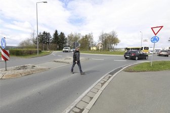 Fahrbahnerneuerung an der Schöpsdrehe angekündigt - Ab 26. Juli kann ab Kreisverkehr Schöpsdrehe die B 282 vorübergehend nicht mehr in Richtung Syrau befahren werden.