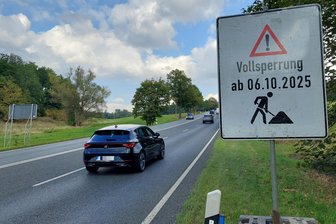 Fahrbahnsanierung auf der B 173 bei Plauen: Angekündigte Vollsperrung sorgt bereits im Vorfeld für Diskussionen - Die Hinweisschilder stehen bereits. Ab Montag ist die B 173 vor den Toren Plauens voll gesperrt.