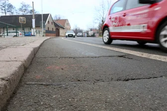 Fahrbahnsanierung der Marienthaler Straße in Zwickau startet am 7. April - Ein Abschnitt der Marienthaler Straße erhält neuen Asphalt.