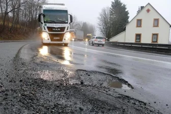 Fahrbahnschäden führen zu Sperrung einer Spur - Wer in Hohndorf auf der B 174 talwärts fährt, muss am Fahrbahnrand mit einigen Schlaglöchern rechnen. 