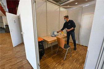 Fahrdienst zum Impftermin: Limbach-Oberfrohna will Senioren wieder helfen - In der Limbach-Oberfrohnaer Stadthalle ist eine Impfstelle eingerichtet worden, in der gegen das Coronavirus geimpft wird. 