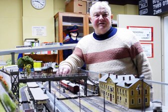 Fahrdienstleiter „entführt“ sein Publikum in den verschwundenen Zschopauer Bahnhof - Den echten Bahnhof kann Hans-Werner Schellenberg zwar nicht mehr betreten, dafür gibt es aber noch den Nachbau des markanten Gebäudes auf der Anlage der Zschopauer Modelleisenbahner.