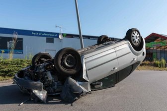 Fahrer betrunken - Ford überschlägt sich in Freiberg - Der Ford kam auf dem Dach zum Liegen.