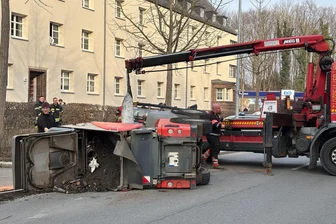 Fahrer betrunken: Kehrmaschine in Chemnitz umgekippt - Auf der Paul-Jäkel-Straße liegt eine Kehrmaschine quer.