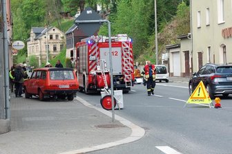 Fahrer hat Glück im Unglück: Wartburg versagen die Bremsen, Wagen durchbricht Mauer - 