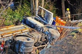 Fahrer im Krankenhaus: Winterdienstauto rutscht bei Neumark in den Straßengraben - Ein Winterdienstfahrzeug ist bei Neumark im Straßengraben gelandet. Nur per Leiter konnten die Retter ins Fahrerhaus gelangen.