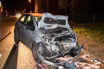 Fahrer kommt von Fahrbahn ab - drei Verletzte -
