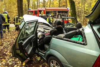 Fahrer nach missglücktem Überholmanöver auf B101 schwer verletzt -