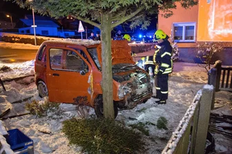 Fahrer prallt gegen Garagenmauer - zwei Schwerverletzte - Die Feuerwehr Drebach zog das Fahrzeug aus der Garage und befreite die beiden Insassen.