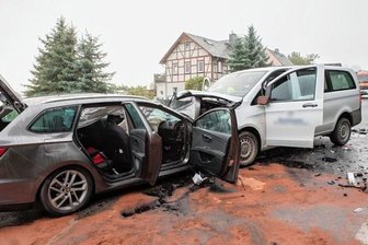 Fahrer wegen fahrlässiger Tötung verurteilt - Beim Zusammenprall der Fahrzeuge wurden fünf Personen verletzt. Eine 33-Jährige verstarb wenig später im Krankenhaus.