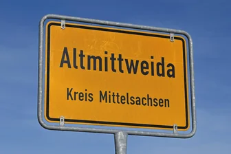 Fahrerflucht in Altmittweida: Auto fährt Fußgängerin auf dem Gehweg über den Fuß - Die Polizei ermittelt nach einem Unfall in Altmittweida auch wegen Unfallflucht.