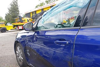 Fahrerflucht in Hohenstein-Ernstthal: Wurde der Unfallverursacher gefilmt? - Dieser Peugeot war nach dem Unfall nicht mehr fahrbereit und musste abgeschleppt werden.