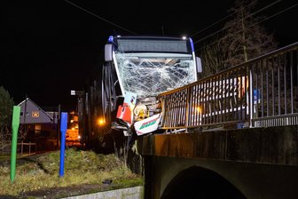 Fahrerflucht nach Unfall mit Bus in Lichtenberg: Polizei sucht weiter Zeugen - Ein Unfall mit einem Linienbus ereignete sich am 16. Dezember 2024 auf der Dorfstraße in Lichtenberg.