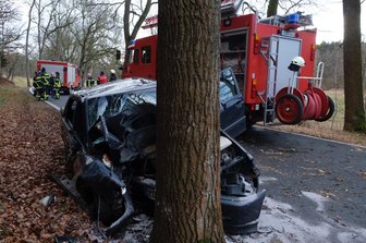 Fahrerin kommt von S 295 ab und verletzt sich schwer - Eine Frau (20) ist am Dienstagmorgen auf der S 295 zwischen Lengenfeld und Mühlwand gegen einen Baum geprallt.