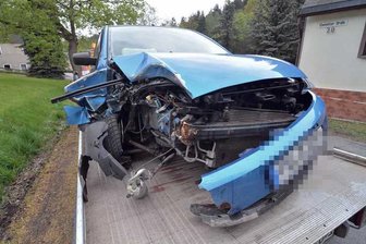 Fahrerin prallt gegen Baum - schwer verletzt - Bei einem schweren Unfall ist am Dienstagnachmittag eine 49-Jährige verletzt worden.