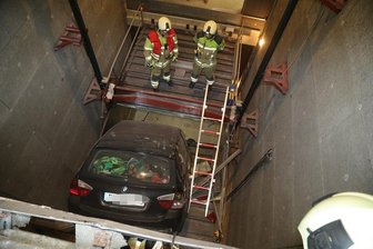 Fahrerin stürzt mit Auto in Fahrstuhlschacht in Dresden - Eine Frau fuhr mit ihrem Auto durch die geschlossene Tür des Lastenaufzuges und stürzte etwa sechs Meter in die Tiefe.