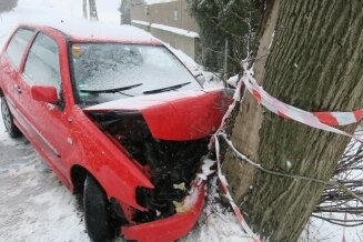 Fahrerin verliert Kontrolle über Auto - Die Fahrerin des VW wurde bei dem Unfall verletzt.