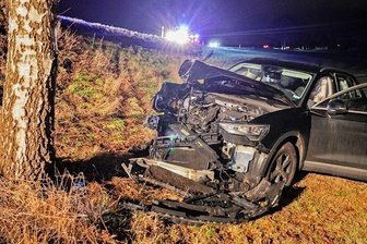 Fahrerin wird bei Unfall schwer verletzt - Der Unfallwagen wurde beim Aufprall heftig in Mitleidenschaft gezogen, die 64-jährige Fahrerin schwer verletzt.