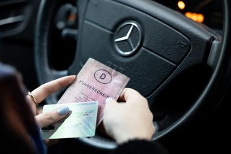 Fahrerlaubnisbehörde des Vogtlandkreises erinnert: Umtausch der Führerscheine aus den Jahren 2002 bis 2004 steht jetzt an - Der rosafarbene Papierführerschein hat ausgedient.